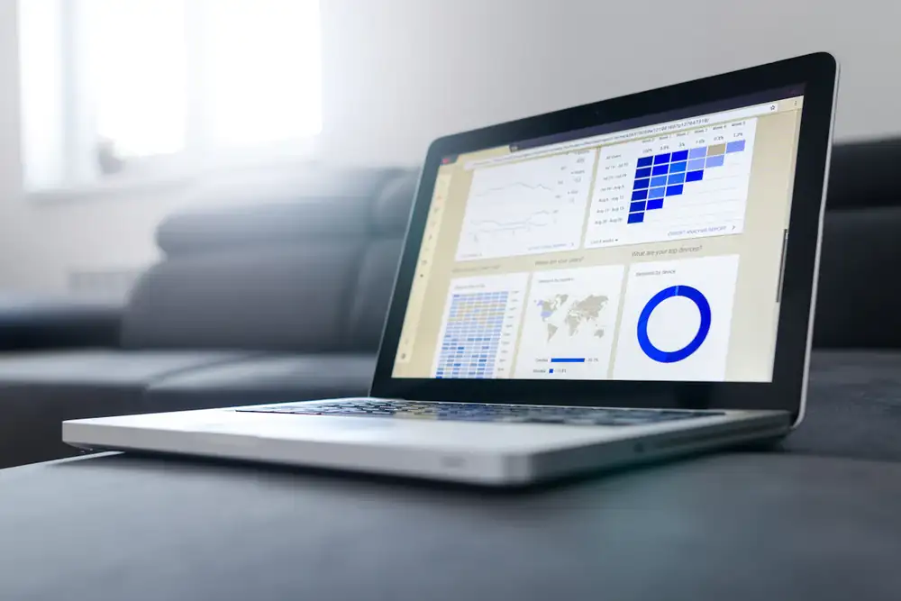 Portátil con un panel de datos sobre una mesa